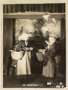 Zastęp Głogów podczas inscenizacji "Dwie Kumoszki" w czasie dnia propagowania harcerstwa na terenie szkoły. Dryżyna Związku Harcerstwa Polskiego "Dzieci słońca" im. Narcyzy Żmichowskiej, Biała Podlaska, 7.03.1937