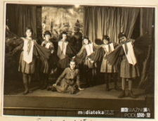 Zastęp Jaskółki tańczy w czasie dnia propagowania harcerstwa na terenie szkoły. Dryżyna Związku Harcerstwa Polskiego "Dzieci słońca" im. Narcyzy Żmichowskiej, Biała Podlaska, 7.03.1937