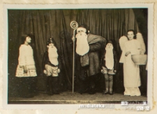 Dryżyna harcerek i zuchów Związku Harcerstwa Polskiego w Białej Podlaskiej podczas inscenizacji teatru szkolnego "I prawda i bajka", ul. Janowska, Biała Podlaska, 7.12.1937