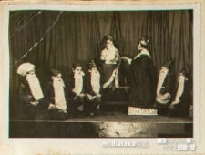 Dryżyna harcerek i zuch&oacute;w Związku Harcerstwa Polskiego w Białej Podlaskiej podczas inscenizacji teatru szkolnego "I prawda i bajka", ul. Janowska, Biała Podlaska, 7.12.1937