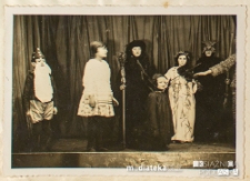 Dryżyna harcerek i zuchów Związku Harcerstwa Polskiego w Białej Podlaskiej podczas inscenizacji teatru szkolnego "I prawda i bajka", ul. Janowska, Biała Podlaska, 7.12.1937