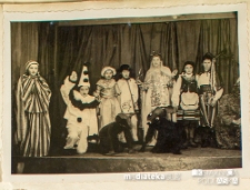 Dryżyna harcerek i zuch&oacute;w Związku Harcerstwa Polskiego w Białej Podlaskiej podczas inscenizacji teatru szkolnego "I prawda i bajka", ul. Janowska, Biała Podlaska, 7.12.1937