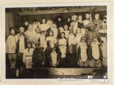 Dryżyna harcerek i zuchów Związku Harcerstwa Polskiego w Białej Podlaskiej podczas inscenizacji teatru szkolnego "I prawda i bajka", ul. Janowska, Biała Podlaska, 7.12.1937