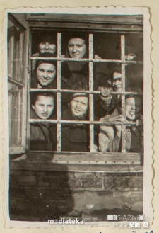 Rada drużyny Związku Harcerstwa Polskiego "Dzieci słońca" im. Narcyzy Żmichowskiej wygląda przez okno, Biała Podlaska, lata 40. XX w.