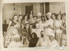 II Białostocka Drużyna Harcerek "Świt" im. Zawiszy Czarnego przy Szkole położnych w Białymstoku w strojach andrzejkowych, 15.12.1957
