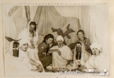 II Białostocka Drużyna Harcerek "Świt" im. Zawiszy Czarnego przy Szkole położnych w Białymstoku w strojach andrzejkowych, 15.12.1957