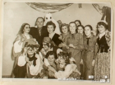 II Białostocka Drużyna Harcerek "Świt" im. Zawiszy Czarnego przy Szkole położnych w Białymstoku w strojach andrzejkowych, 15.12.1957