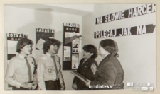 Drużyna 27 Szczepu Związku Harcerstwa Polskiego przy Zespole Szk&oacute;ł Medycznych podczas wystawy zorganizowanej w miesiącu pamięci narodowej pt. "Pamiętamy", ul. Ogrodowa 23, Białystok, kwiecień 1980 r.