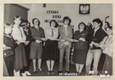 Drużyna Internacka Harcerskiej Służby Polsce Socjalistycznej przy Zespole Szk&oacute;ł Medycznych gości harcerzy podczas Dnia Kobiet, Białystok, 8.03.1981