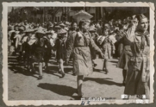 Drużyna zuchowa podczas pochodu pierwszomajowego, ul. Tadeusza Kościuszki, Suwałki, 1957 r.