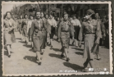 Drużyna Starszoharcerska podczas pochodu pierwszomajowego, ul. Tadeusza Kościuszki, Suwałki, 1957 r.