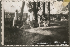 Henryka Wiśniewska z przyjaciółmi nad rzeką Czarna Hańcza, Suwałki, 1957-1959 r.