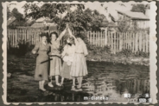 Henryka Wiśniewska z przyjaciółmi nad rzeką Czarna Hańcza, Suwałki, 1957-1959 r.