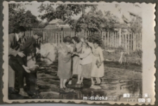 Henryka Wiśniewska z przyjaci&oacute;łmi nad rzeką Czarna Hańcza, Suwałki, 1957-1959 r.