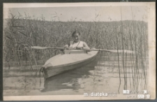 Dziewczyna na kajaku podczas obozu harcerskiego w Olecku, początek lat 60. XX w.