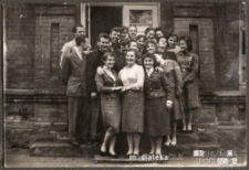 Harcerze na schodach ruin Pałacu Carskiego, Białowieża, 1959 r.