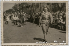 Drużyna zuchowa podczas pochodu pierwszomajowego, ul. Tadeusza Kościuszki, Suwałki, 1957 r.
