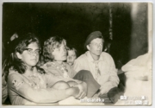 Młodzi harcerze siedzący w mundurach, pocz. lat 70-tych, XX w.