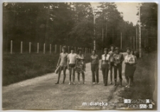 Grupa harcerzy stojąca na drodze