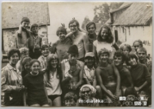 Zdjęcie grupy młodzieży na tle budynków gospodarczych