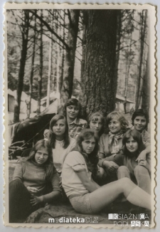 Grupa harcerek na tle obozowiska, lata 70. XX w.