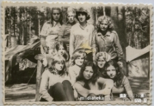 Portret zbiorowy na tle obozowiska, lata 70. XX w.