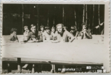 Harcerze podczas śniadania w obozowisku