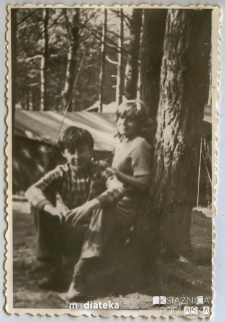 Dwoje harcerzy na tle obozowiska, lata 70. XX w.