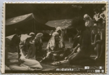 Nastolatkowie przebrani w zabawne stroje na tle obozowiska w lesie