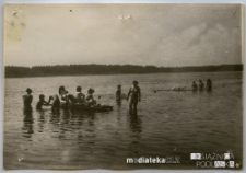 Grupa ludzi w kąpielisku