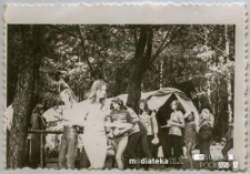 Harcerze w kolejce do kuchni polowej podczas obozu