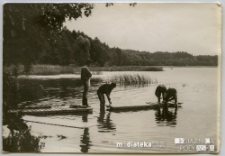 Harcerze naprawiający pomost na kąpielisku