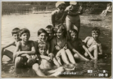 Grupa harcerzy w kąpielisku, lata 70. XX w.