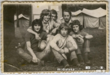 Grupa uczestników obozu harcerskiego na tle obozowiska, lata 70. XX w.