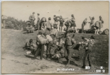 Harcerze w czasie wędrówki