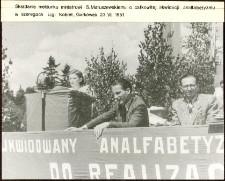 Składanie meldunku ministrowi S. Matuszewskiemu o całkowitej likwidacji analfabetyzmu w szeregach Ligi Kobiet, Gałkówek 23 VII 1951