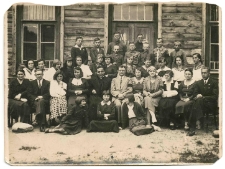 Uczniowie i nauczyciele szkoły podstawowej w Małkini na tle budynku szkoły