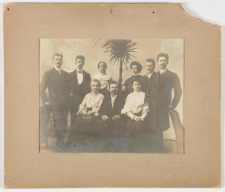 Pięć postaci w strojach mieszczańskich