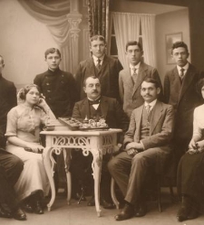 Dziewięć postaci w strojach mieszczańskich