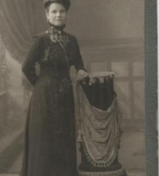 Kobieta oparta o komodę