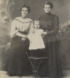 Dwie kobiety z dzieckiem