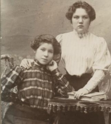 Dwie młode kobiety oparte o stolik