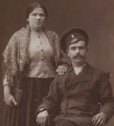 Kobieta i mężczyzna w mundurze