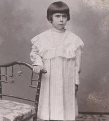 Dziewczynka w białej sukience