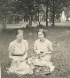 Anna Hajmowicz z koleżanką na spacerze w lesie