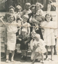 Grupka dzieci z opiekunami