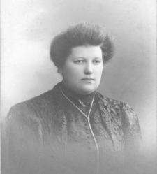 Kobieta w czarnej sukni, włosy zaczesane do góry