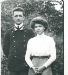Władysław Olszyński z żoną na tle ogrodu