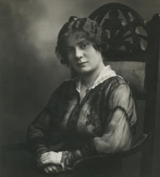 Maria Wieczorek siedzi w fotelu