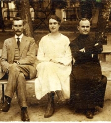 Zenon Krassowski i ksiądz Stanisław Hałko, w środku kobieta w białej sukni